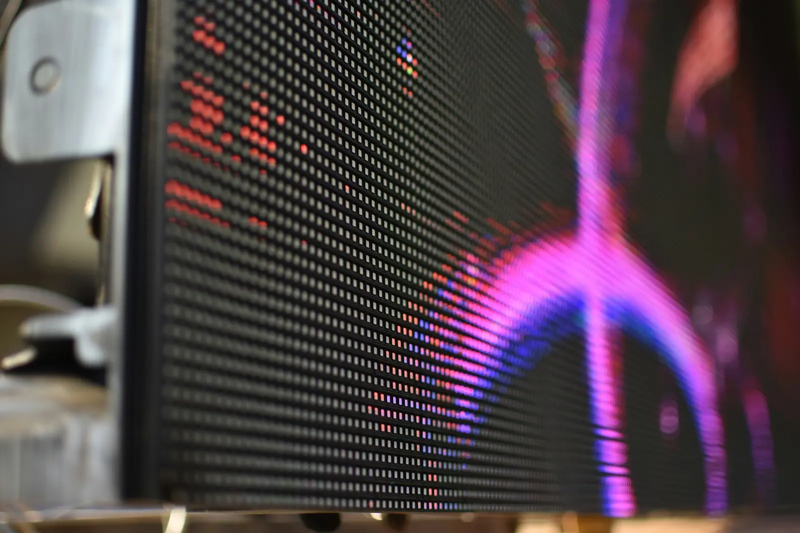 Nahaufnahme eines LED-Moduls mit sichtbarem Pixelraster